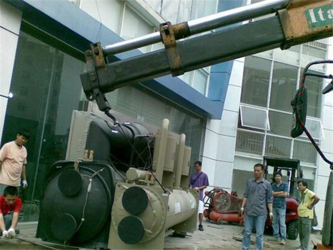 武陵区随车吊和汽车吊的核心区别是什么？哪种更省钱？